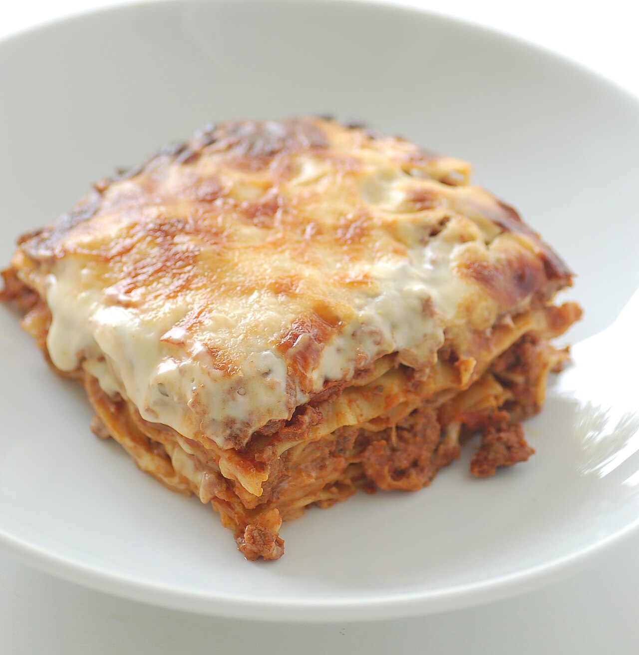 Lasaña italiana en fuente de horno
