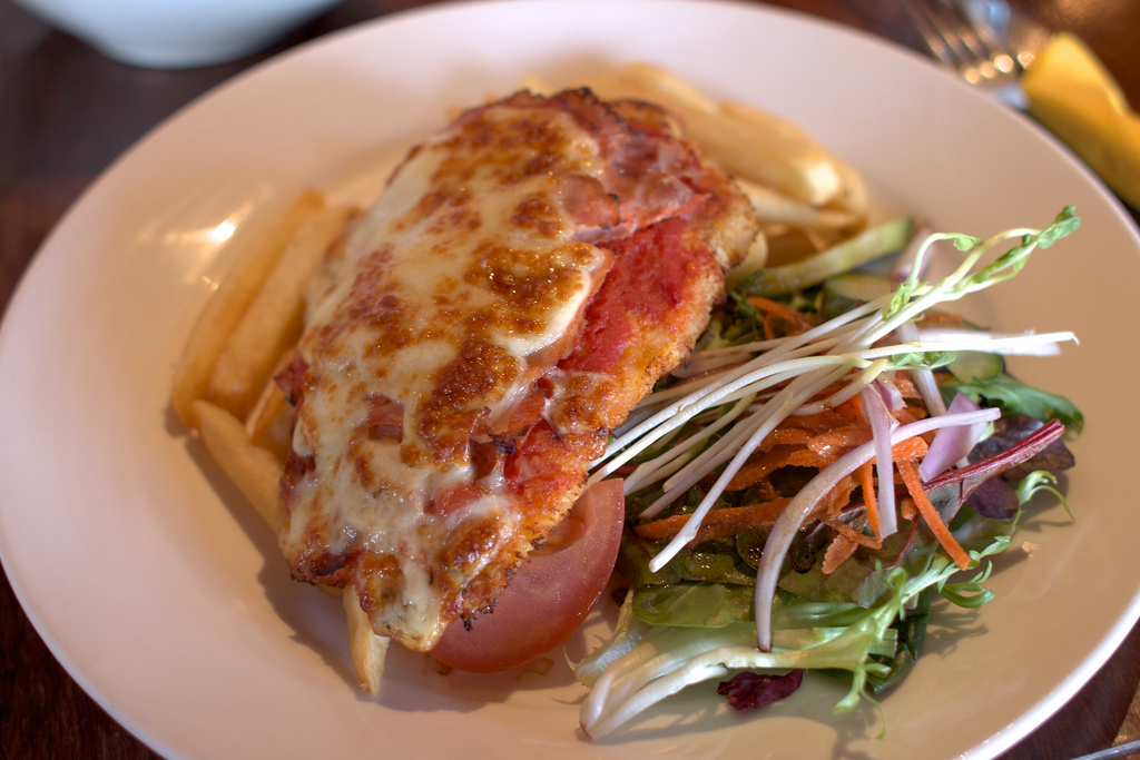 Pollo a la parmesana empanado con salsa