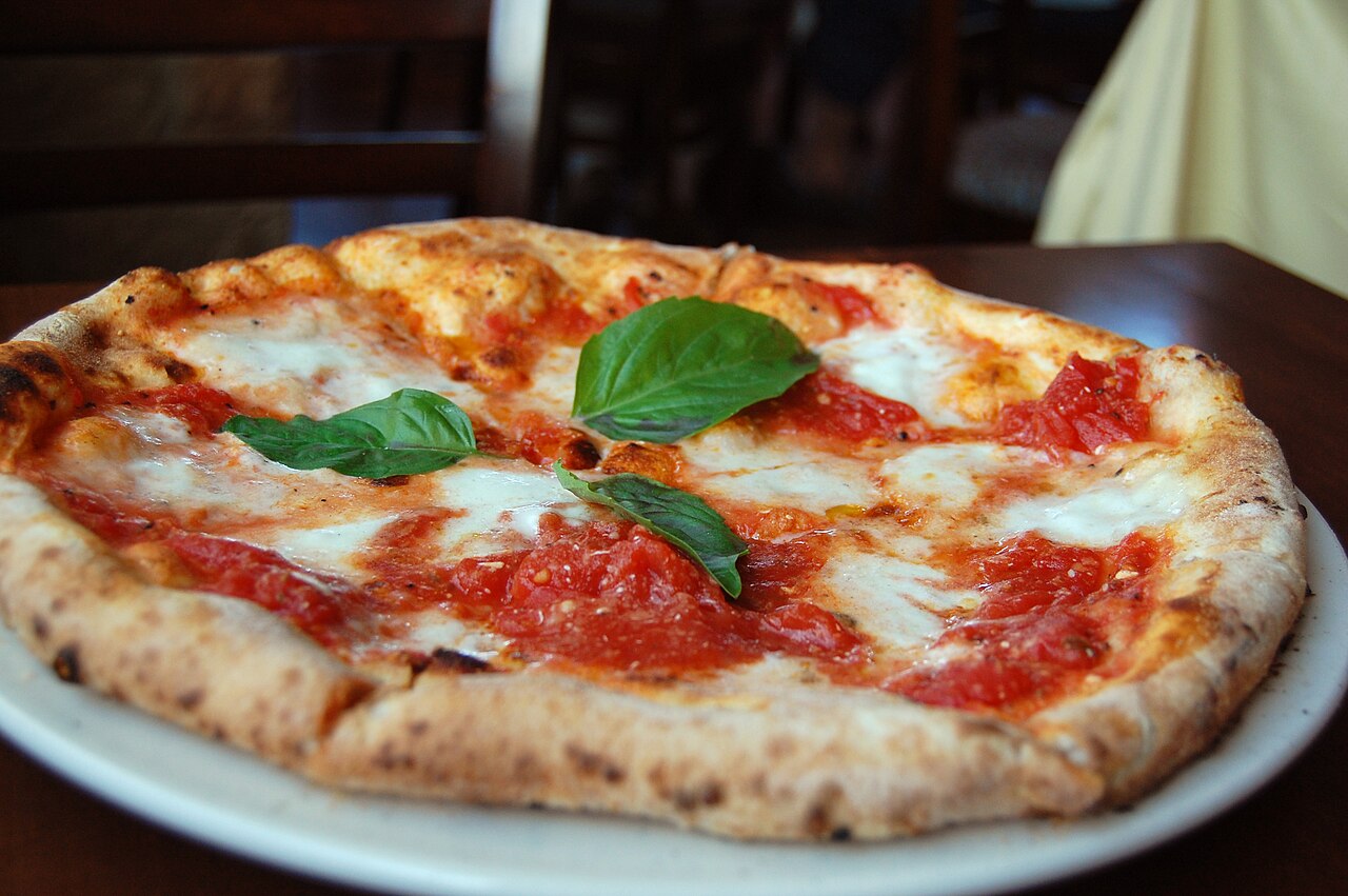 Pizza margherita con albahaca fresca