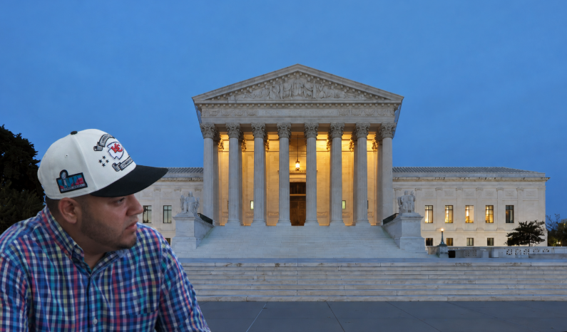 Fotomontaje: retrato de Kilmar Ábrego García sobre la fachada de la Corte Suprema de Estados Unidos al atardecer (composición, no una fotografía real)